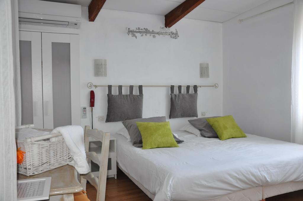 Hotel Les Mimosas Bormes-les-Mimosas Δωμάτιο φωτογραφία